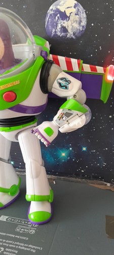 Toy Story Buzz Lightyear Flashing Wings and Laser pre Signature Collection - Picture 4 of 11