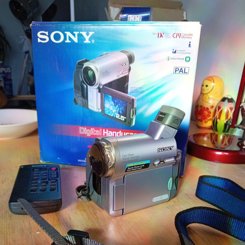 SONY HANDYCAM DCR-TRV140E CAMCORDER DIGITAL 8 VIDEO CAMERA - UNTESTED - Picture 1 of 1