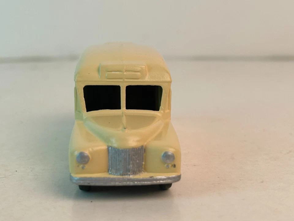 Dinky #253,1950 年代戴姆勒救护车,重漆 — 第 2/4 张图片