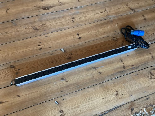 PDU verticale 8000W 24 voies 20x C13 4x C19 32A IEC 60309 fiche Excel 555-232 - Photo 2/7