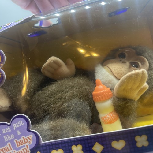 Pelliccia Hasbro nuova con scatola Real Furreal Friends coccola scimpanzé scimmia neonato 8" 2006 - Foto 20 di 22