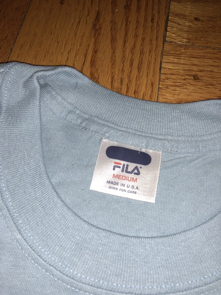 NOVA CAMISETA GRÁFICA FILA 2001 ARTHUR ASHE KIDS DAYUS OPEN TÊNIS USTA Tamanho M - Imagem 3 de 4