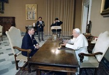 RONALD REAGAN MEETING POPE JOHN PAUL II VATICAN 1982 13X19 PHOTO
