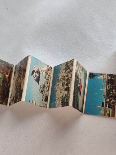 Album cartolina Disneyland anni '60 libro di medaglie souvenir mancante la catena - Foto 13 di 23