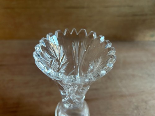 Jarrón de vidrio cortado molinete Starburst borde de diente de sierra transparente 7" de alto sin marca vintage - Imagen 6 de 24