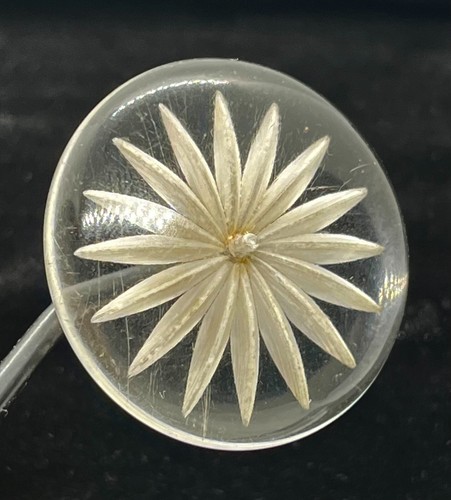 Botón Lucite con patrón de ráfaga de estrella tallada al revés 1 1/2" redondo - Imagen 1 de 3