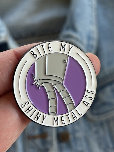 Futurama Bender "Bite My Shiny Metal A**" lustige Cartoon große Emaille Pin - Bild 2 von 4