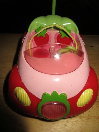 Strawberry Shortcake RC Auto Berry Cruiser ohne Fernbedienung, pink rot grün - Bild 2 von 7