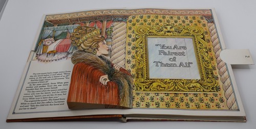 Snow White and the Seven Dwarfs A Purnell Pop-Up Book Jonathan & Lynn Shook - Picture 6 of 13