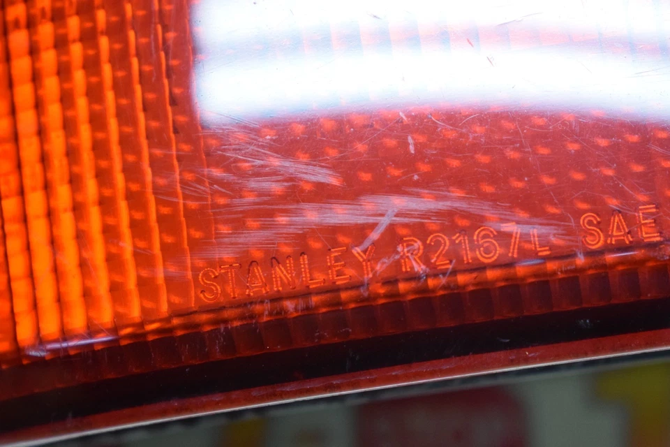 CHEVROLET TRACKER 1999-2004 CONDUCTOR/LADO IZQUIERDO FRENO TRASERO LUZ TRASERA OEM Foto 3 de 4