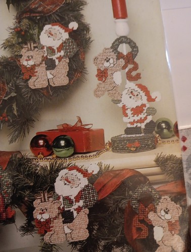 Needlecraft Book Vtg 2004 Leisure Arts Plastic Canvas SANTA, BEARS & BELLS - Picture 5 of 10