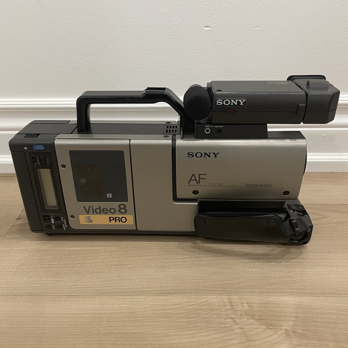 SONY CCD-V200E MEGA PAKET 2x Video8 Professional Kamera +