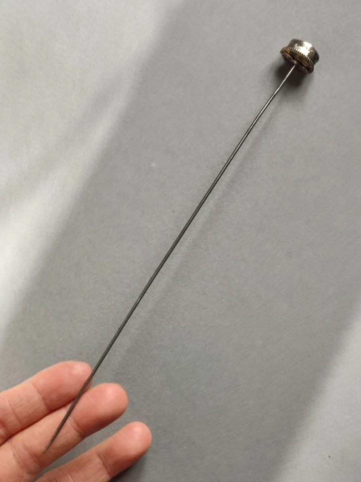 Ancien épingle à Chapeau en métal argenté sertie une pierre rose ovale et taillé - Photo 4/4