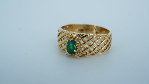 Beautiful 14k Gold Emerald & Diamond ring - Picture 2 of 8