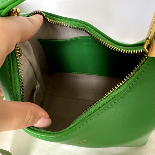 Sinbono Vienna Top Handle Crossbody Bag Grass Green NWT Chain Strap Detail - Foto 8 di 8