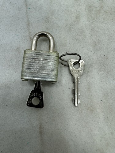 Candado Master Lock miniatura vintage nº 9 con llaves originales - Imagen 2 de 8