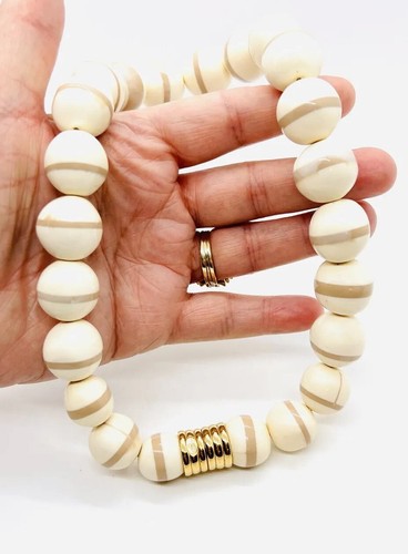 GIVENCHY Grueso Blanco y Taupe Lucita Collar Cuentas Firmado Joyería De Colección - Imagen 9 de 9