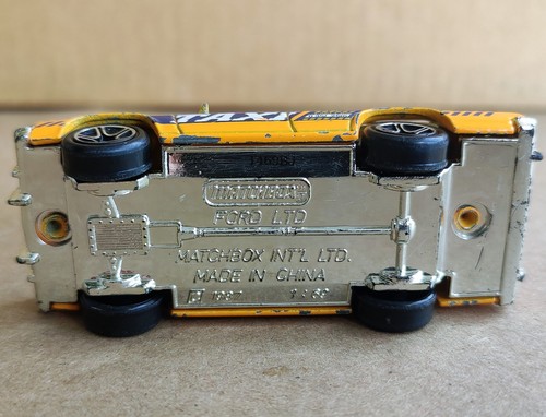 Matchbox 1987 Yellow Ford LTD Taxi T-124 - Picture 6 of 7
