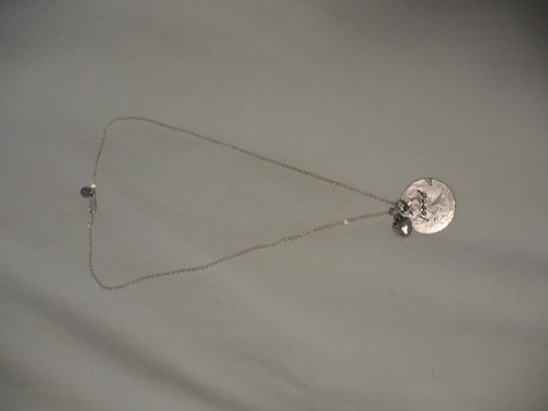Alisa Michelle 'Loved' Silver Engraved Coin & Heart Pendant Necklace - 第 2/7 張圖片
