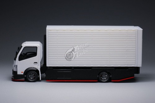 2023 Micro Turbo 1:64 weiß HINO H300 Custom Wing Box Lieferwagen mit Aufklebern - Bild 9 von 12