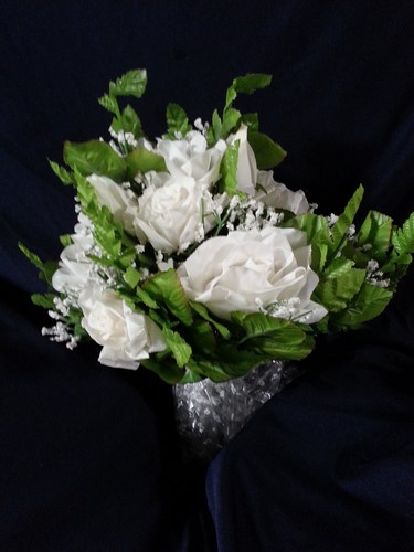 Off White Silk Flower Bridal Bouquet 10 Open Flowers And 3 Buds. 11.5 Tall - Picture 4 of 5