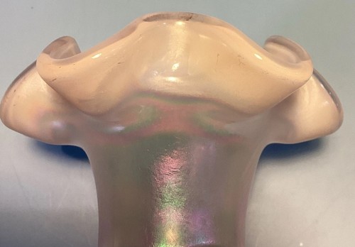 LATE MID 20TH C. FENTON PINK OPALESCENT MELON VASE RUFFLED EDGE WV, USA BLOWN - Imagen 8 de 8