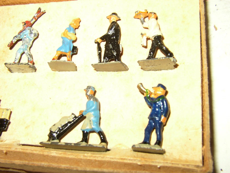 Marklin HO  (404Gb) Die Cast Railroad Train station Figure Set 404 - Image 3 of 3