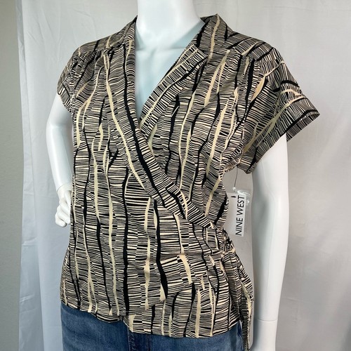 Nine West hellbraunes und schwarzes abstraktes Wickelshirt Größe Medium neu mit Etikett - Bild 2 von 6