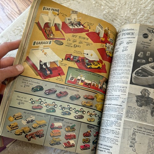 1973 Montgomery Ward Christmas Catalog Matchbox Cars Barbie GI Joe Lionel Barbie - Imagen 12 de 15