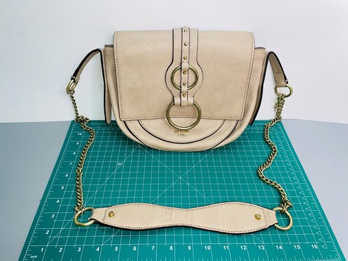 Guess Handtasche Schultertasche beige hellbraun klein golden Kettenriemen Ringe Kunstleder