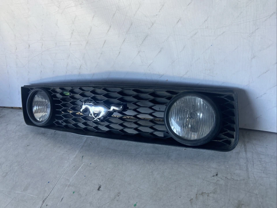 Ford Mustang 2005-2009 parrilla central con faros antiniebla y emblema OEM Foto 2 de 4