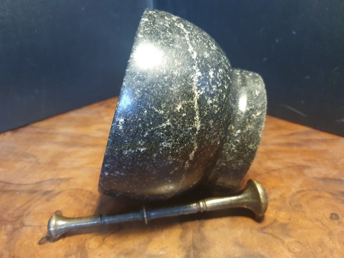 Schwerer Mörser und Stößel aus schwarzem Marmor. Hervorragender Zustand. 13 cm. - Bild 7 von 15