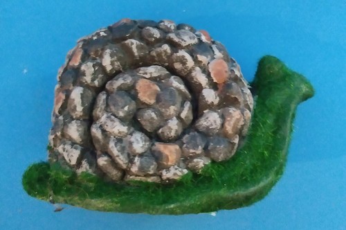 New Garden Snail Figurine with Simulated Moss & Pebbles - Picture 2 of 5