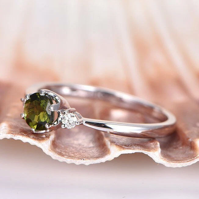 Anillo de compromiso de tres piedras de peridoto natural y diamantes de 1 quilate de oro blanco sólido de 14 k Foto 3 de 4