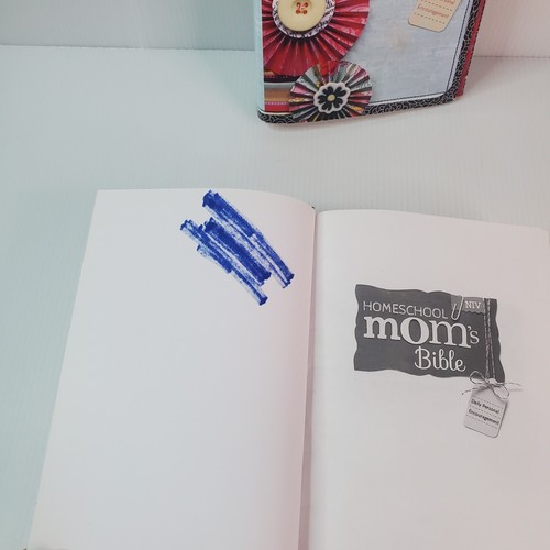 NIV, Homeschool Mom's Bible, Hardcover: Daily Personal Encouragement - Picture 16 of 20