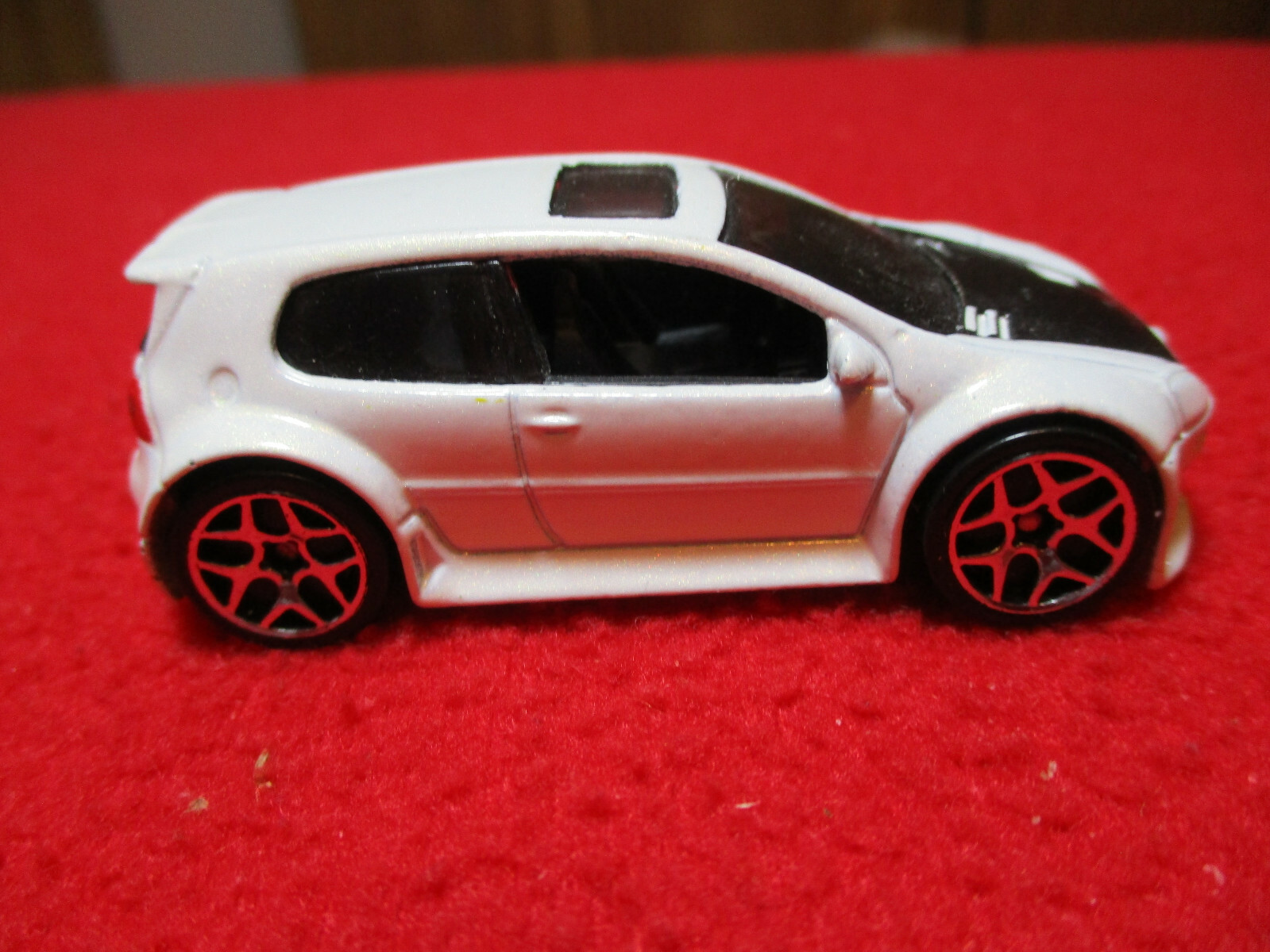 Hot Wheels Volkswagen Golf GTI White Car Die Cast 1/64 Scale Loose Hot Wheels Volkswagen Golf GTI White Car Die Cast 1/64 Scale Loose