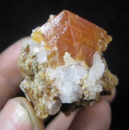 79g Octaedro lustroso Scheelita naranja-rojo con berilo China CM381232 - Imagen 3 de 3
