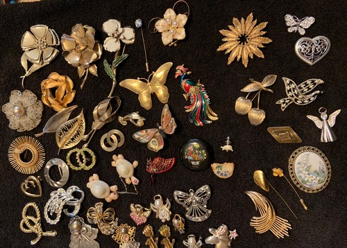 Great Lot Of 47 Vintage to Modern Brooches Many Designs & Styles Some Signed - Picture 5 of 24