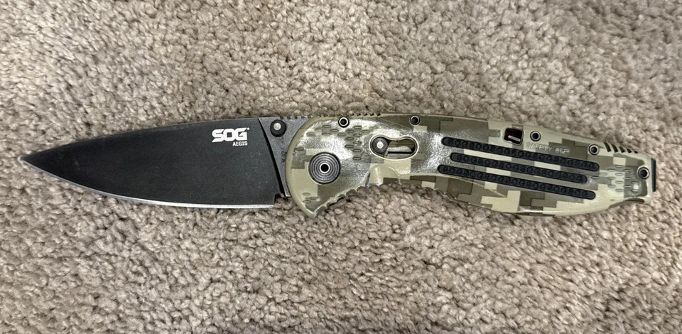 Cuchillo abierto asistido SOG Aegis legendario punto de caída de bloqueo de arco - descontinuado, camuflado Foto 4 de 4