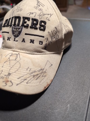 Oakland Raiders Mütze handsigniert gebraucht mehrere Autogramme nicht sicher wer ist wer - Bild 14 von 24
