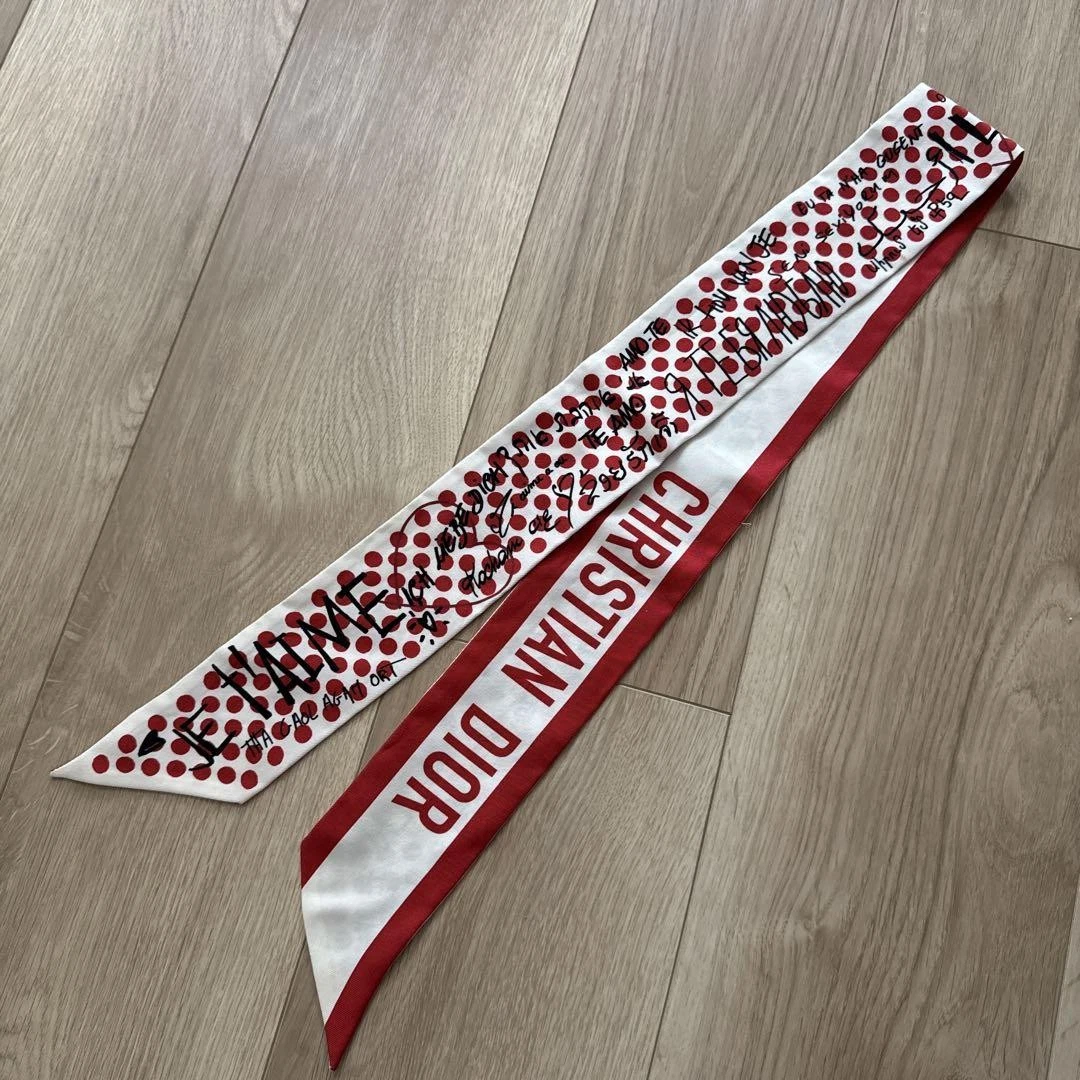 Foulard DIOR Amour en soie rouge édition limitée pour femme excellent état