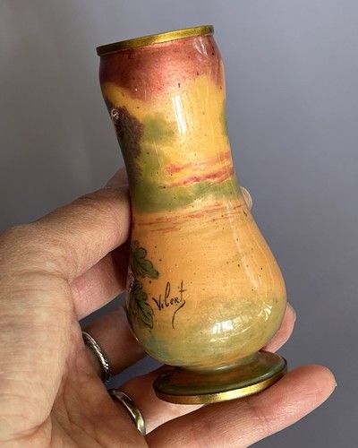 "Antiguo jarrón francés esmaltado sobre bronce - mujer - firmado por artista 3,75"" H" - Imagen 5 de 16