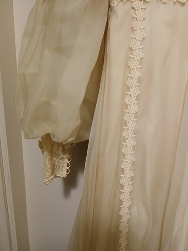 Vestido de novia crema años 60-70, largo con encaje estilo renacimiento eduardiano - Imagen 11 de 24