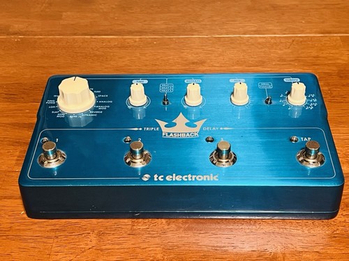 TC ELECTRONIC X4 FLASHBACK TRIPLE DELAY GITARRENPEDAL