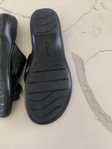 CLARKS Sandali da donna pieghevoli taglia 8,5 M neri in pelle antiscivolo 82086 - Foto 15 di 16