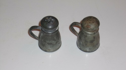 Vintage Pair of Pewter Salt & Pepper Shakers Federal & Ye Ole Tavern Brands - Picture 5 of 5