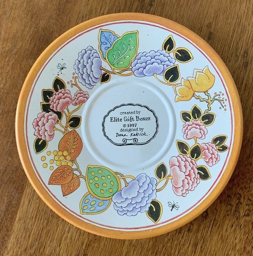 Taza de hojalata y platillo Dana Kubick 1997 con tapa de Elite caja de regalo - Imagen 3 de 5