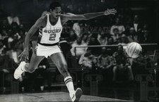 1987 Press Photo Junior Bridgeman for long inbounds pass - mjs01651