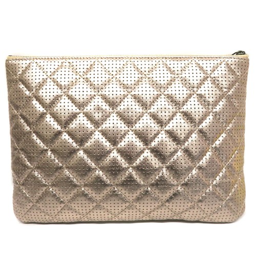 Chanel Acolchado Perforado O Estuche Bolso Clutch Bolsa Metálico Beige Auténtico - Imagen 2 de 17