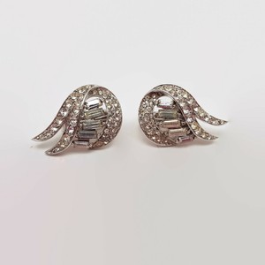 Crown-Trifari-Clear-Round-amp-Baguette-Rhinestone-Clip-Earrings